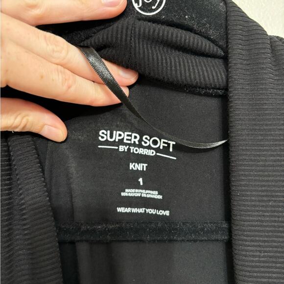 Torrid Super Soft Knits Dolman Sleeve Open Front Cardigan in Black - Size 1 - Picture 4 of 6